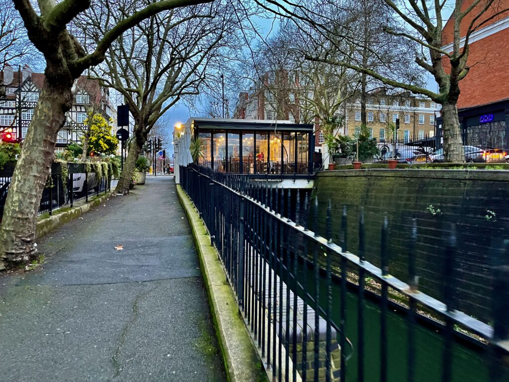 ...en de plek waar Regent's Canal een stukje onder de weg duikt.