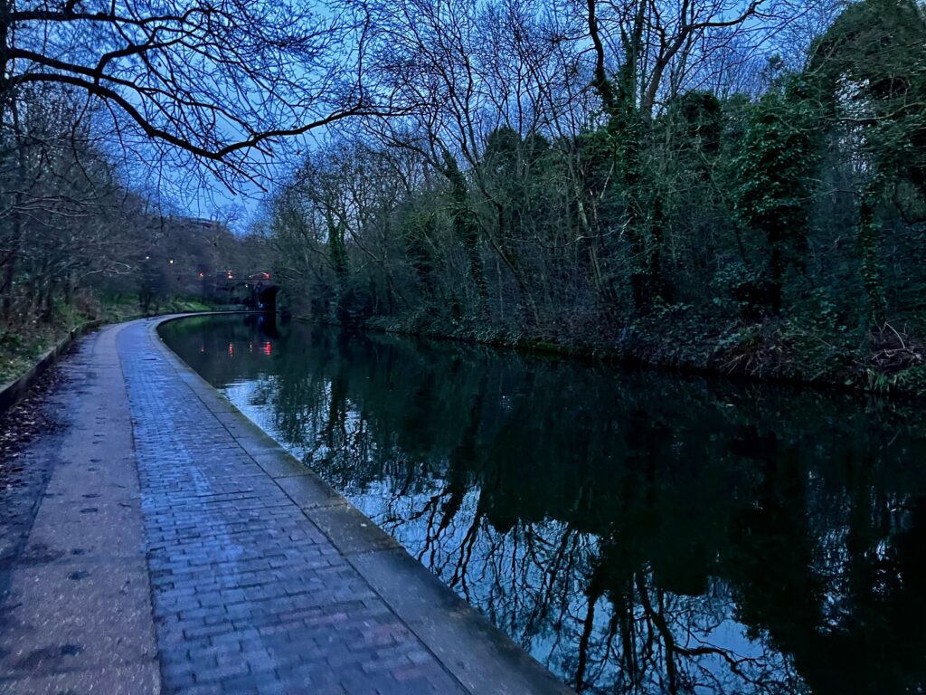 Het blauwe uur langs de London Canal Walk