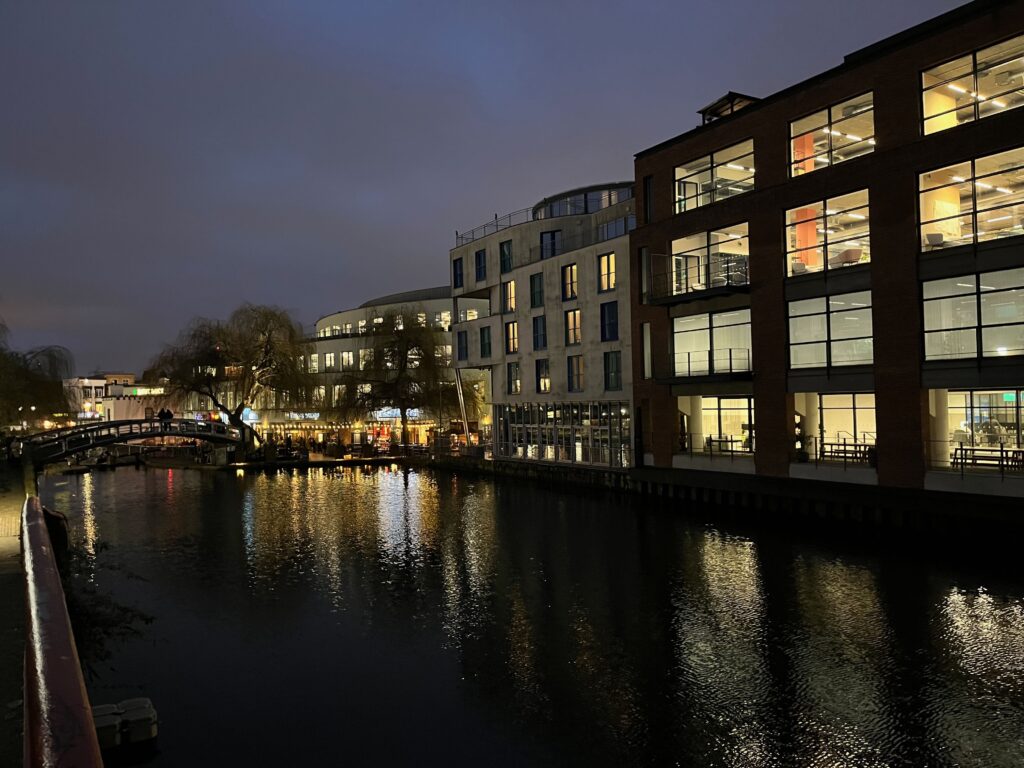 London Canal Walk: Camden Locks van afstand
