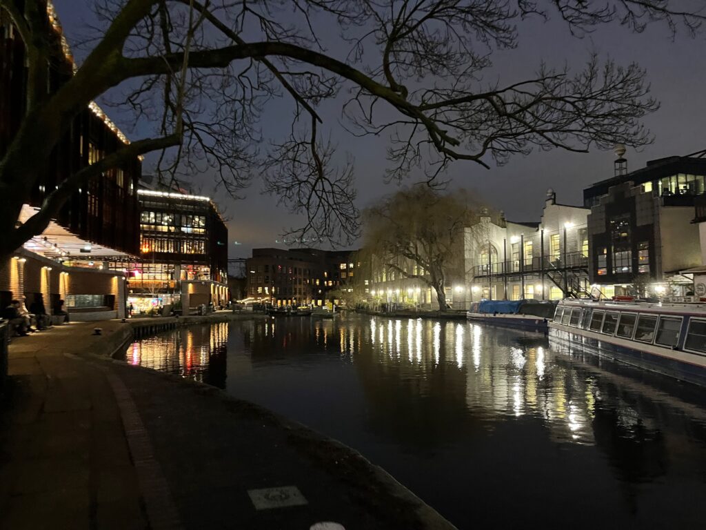 Lichten dansen in het water net na Camden Locks