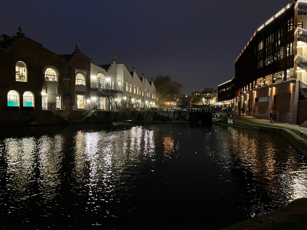 Terugblik op de Camden Locks langs Regent's Canal