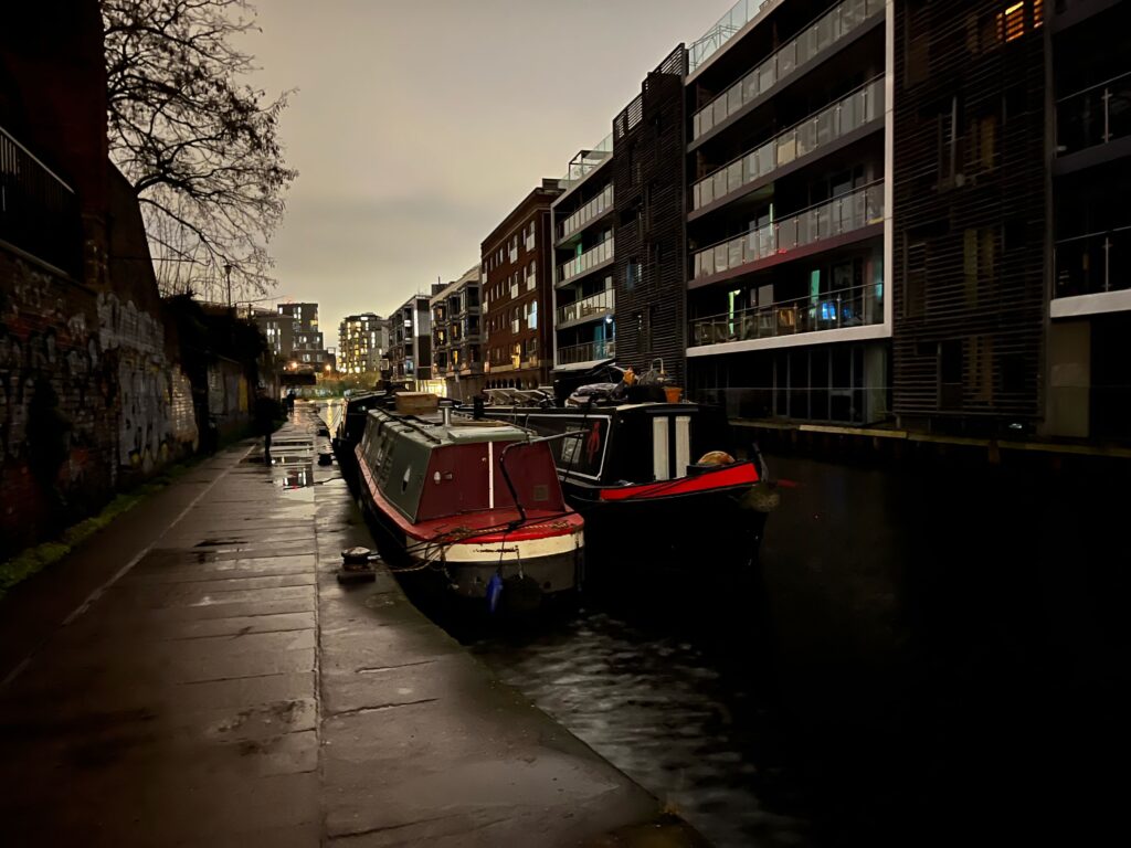 Tussen Camden Locks en Gasholder Park