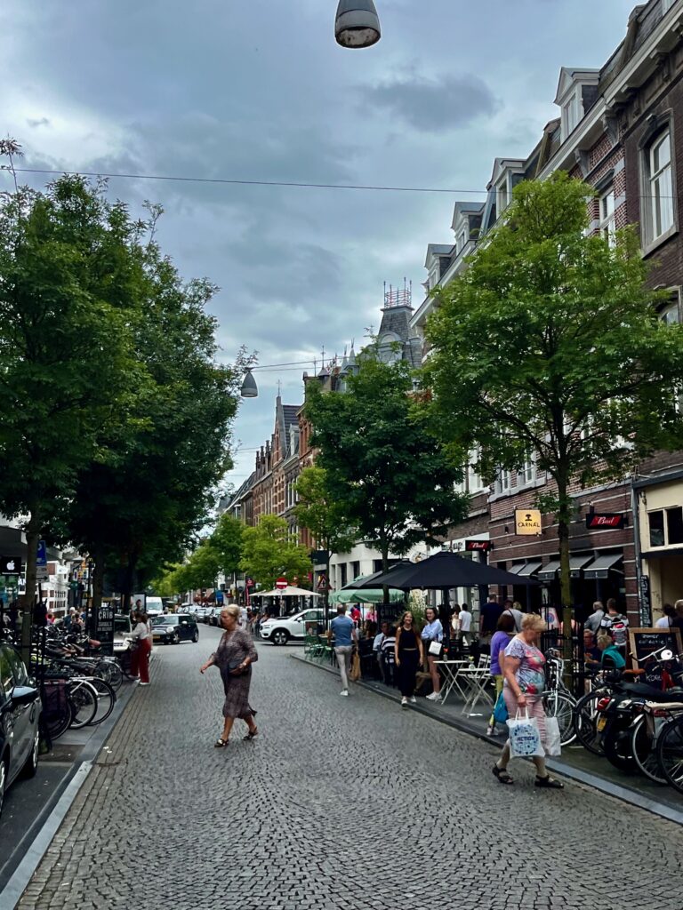 De gezellige Wycker Brugstraat in Wyck