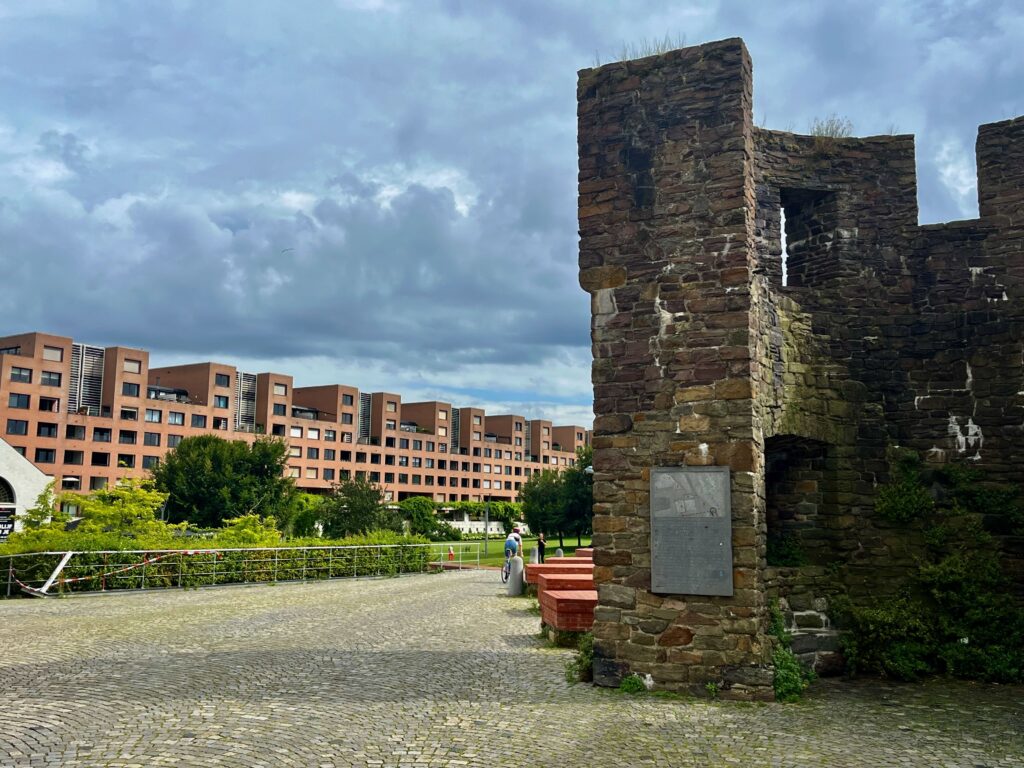 Wyck en Céramique: De Maaspunttoren met daarachter het Charles Eykpark en het Bellefroidlunet