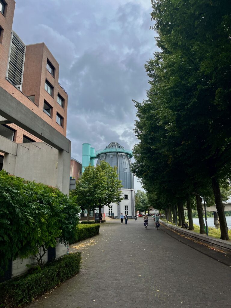 De silo van het Bonnefantenmuseum vanuit het Charles van Eykpark