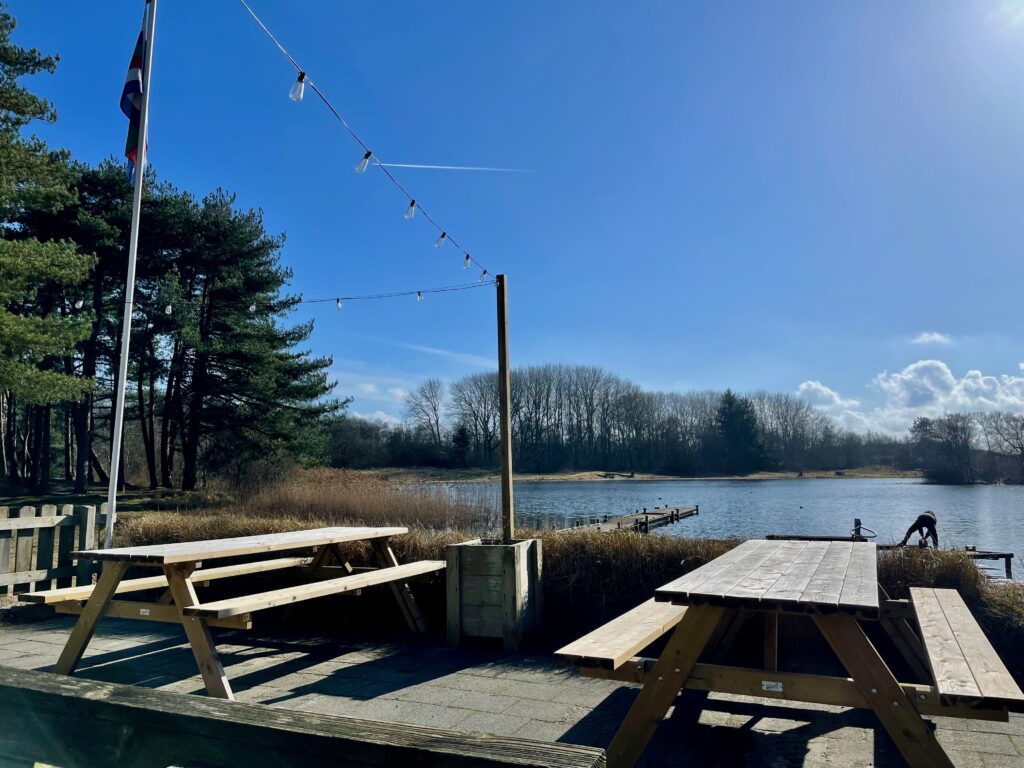 De leukste activiteiten op Schiermonnikoog: Uitzicht vanaf restaurant De Berkenplas over de gelijknamige plas