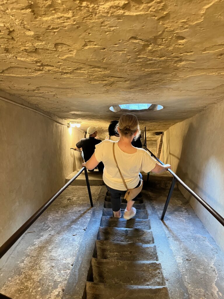 Steile trappen (dit keer op de terugweg) langs de schil van de koepel