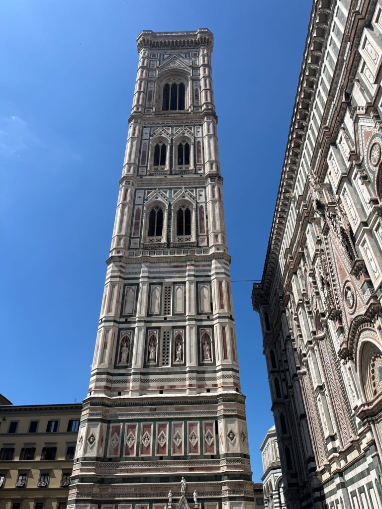 De toren van Giotti vanaf de plek waar je met ticket de kathedraal in kunt