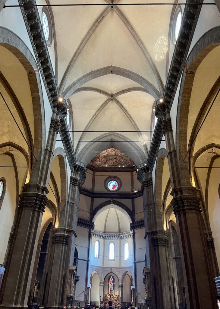 Het gigantisch hoge koor van de Duomo van Florence
