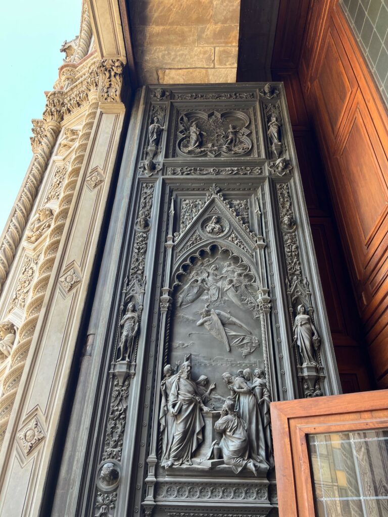 De bronzen deuren van de kathedraal