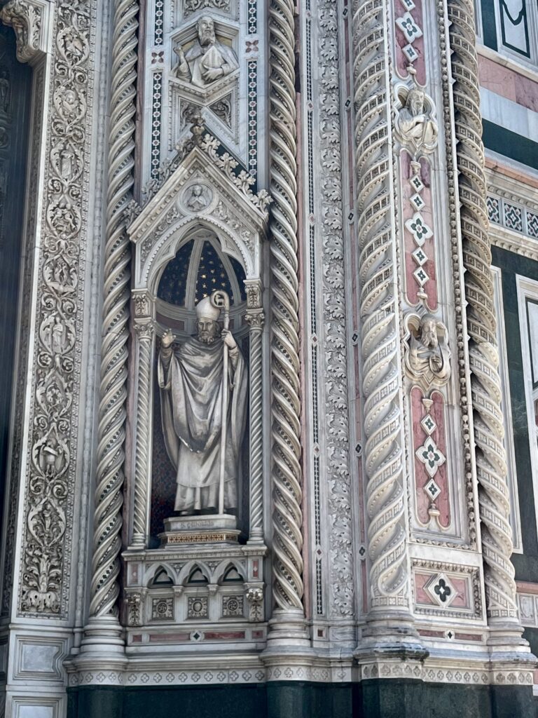 Details van het marmer en de beelden