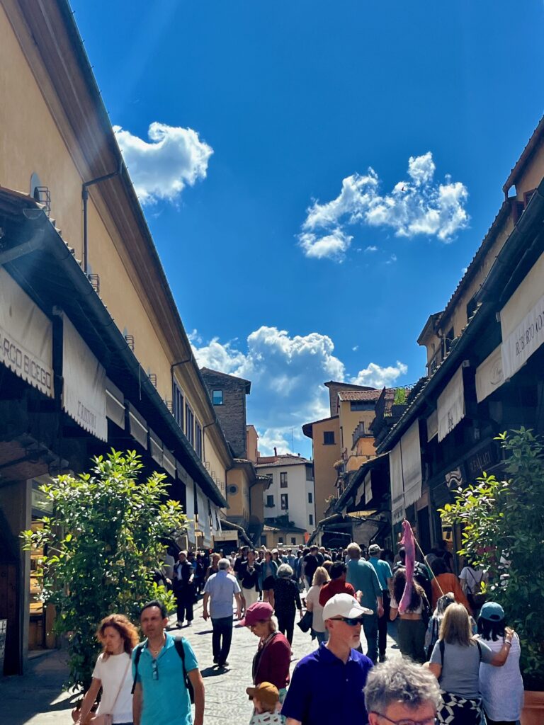 6 highlights van Florence: De Via Por Santa Maria met daarachter de Ponte Vecchio