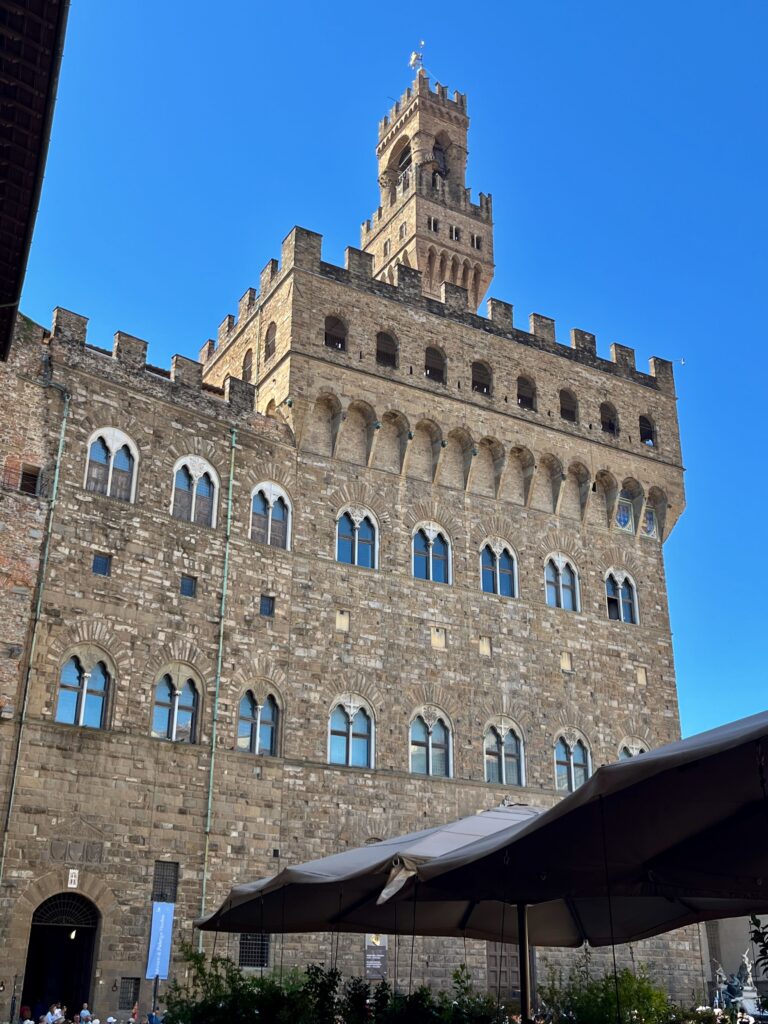 6 highlights van Florence: Het Palazzo Vecchio vanuit de noordoostelijke hoek van het Piazza delle Signoria