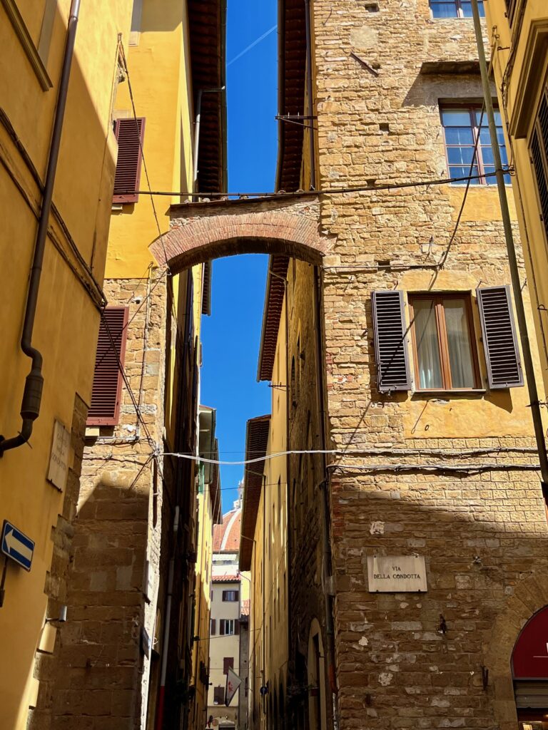 Eén van de middeleeuwse straatjes van Florence dichtbij het Piazza della Signoria