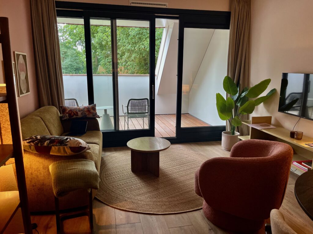 De gezellige woonkamer van één van de appartementen van Tante Sien