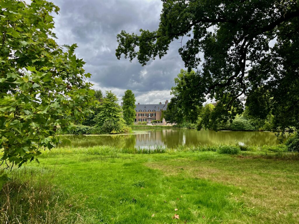 De mooiste wandelingen in Twente: Uitzicht over de Spiegelvijver naar Kasteel Twickel