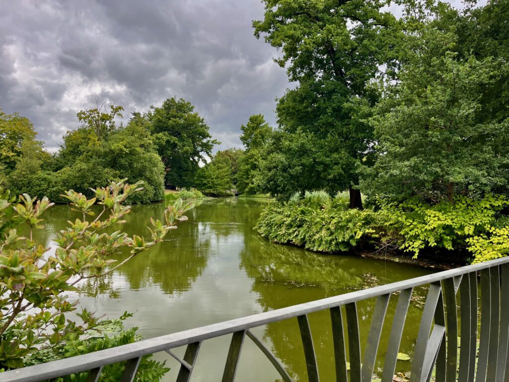 Vakantie in Salland en Twente: Uitzicht over de kasteeltuinen vanaf de Vissersbrug