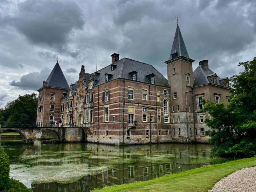 De mooiste wandelingen in Twente: Het kasteel vanuit de formele tuin