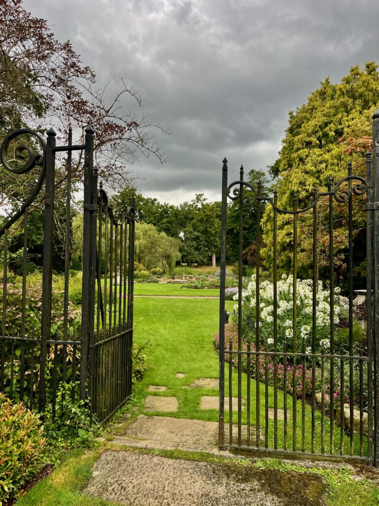 De mooiste wandelingen in Twente: De ingang van de Rotstuin van Landgoed Twickel
