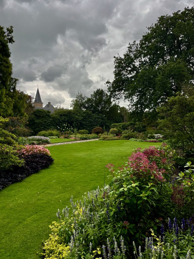 Zicht op Kasteel Twickel vanuit de Rotstuin