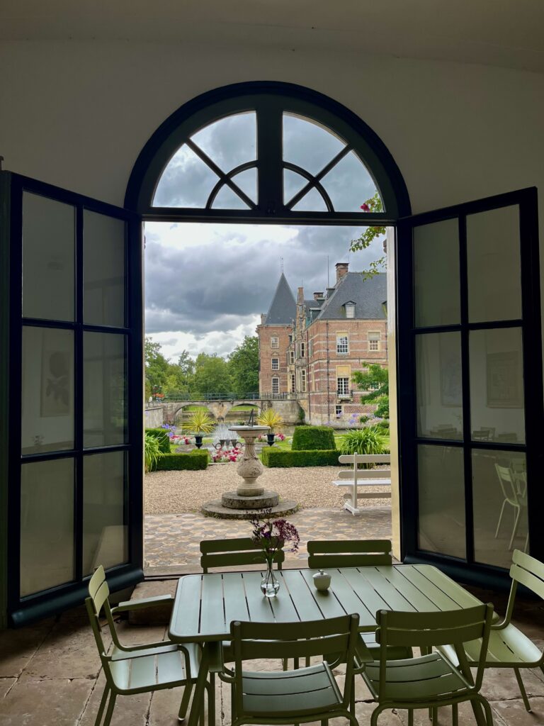 De mooiste wandelingen in Twente: Doorkijkje in de Oranjerie richting het kasteel