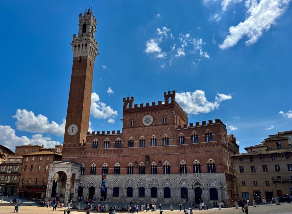Bezienswaardigheden in Siena: Het Palazzo Pubblico dat het Piazza del Campo volgt