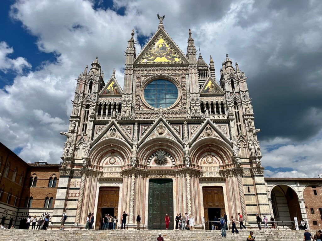 Bezienswaardigheden in Siena: De schitterende façade van de Duomo van Siena