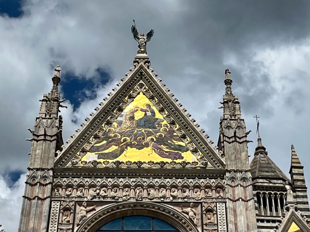 Het mozaïek bovenop de façade van de kathedraal van Siena