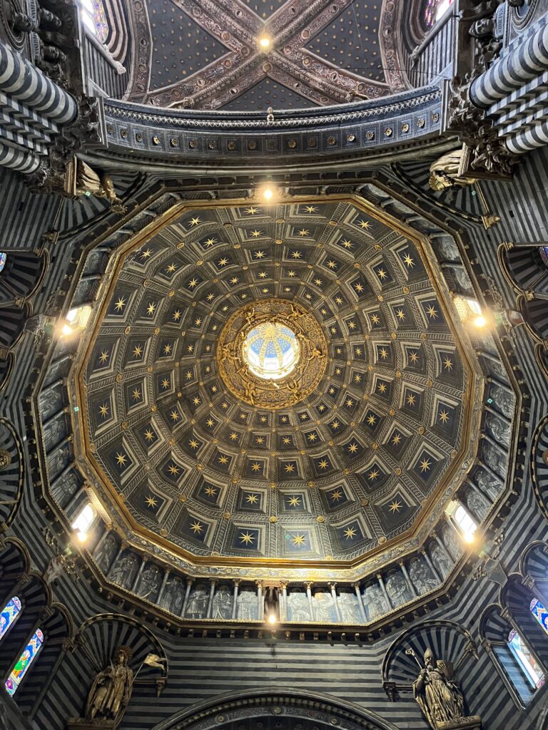 De binnenkant van de koepel van Duomo van Siena