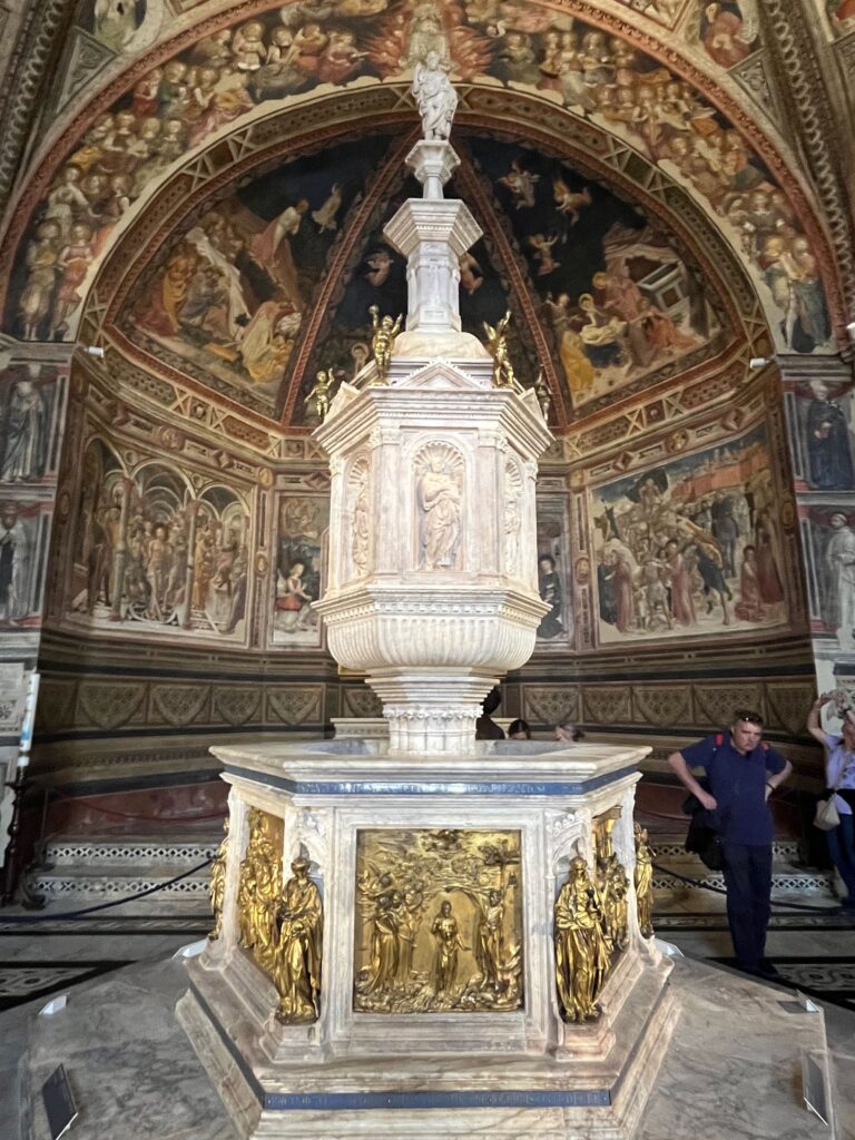 Het doopvont van het Battistero van Siena