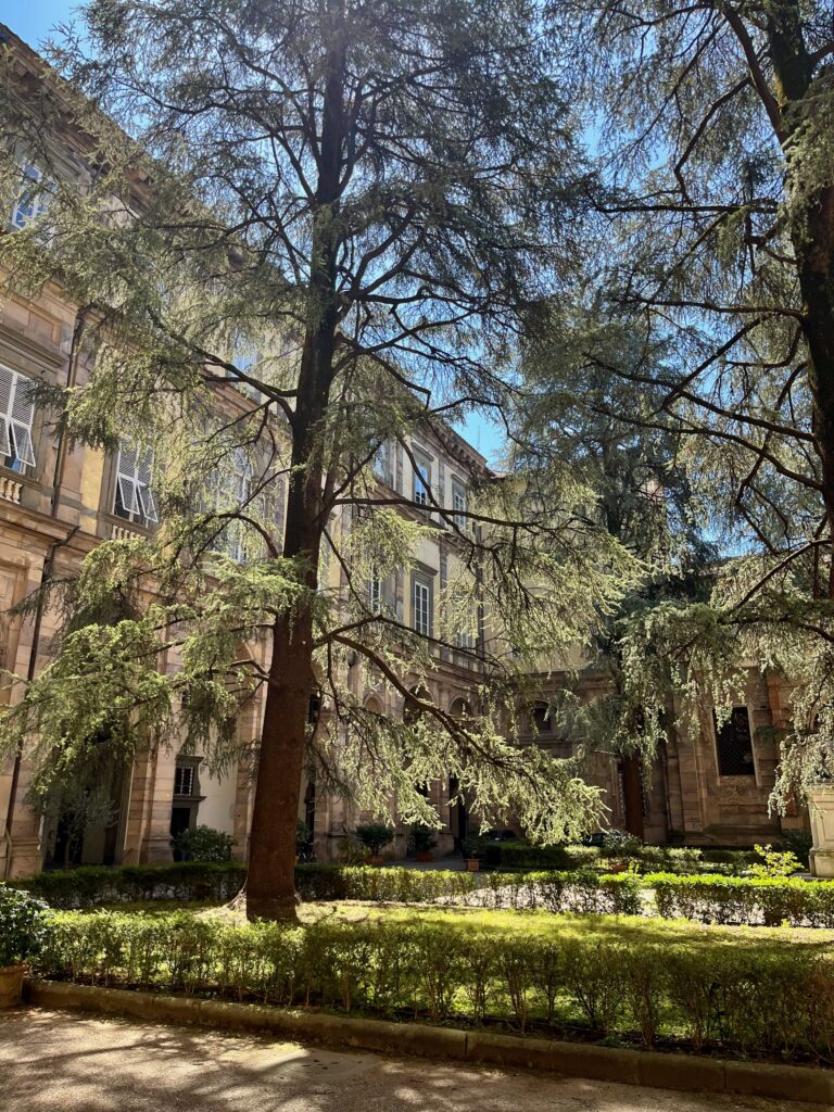 Een onvergetelijk dagje Lucca: De lommerrijke binnenplaats van het Palazzo Ducale van Lucca