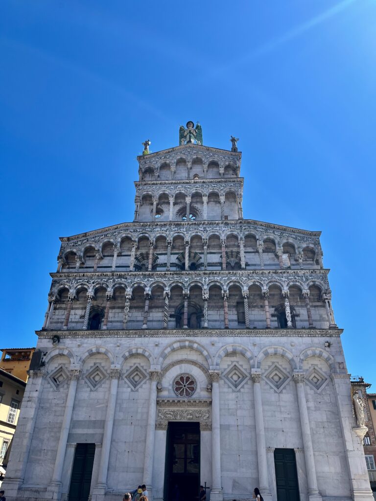 Een onvergetelijk dagje Lucca: De schitterende façade van de Chiesa di San Michele in Foro van Lucca