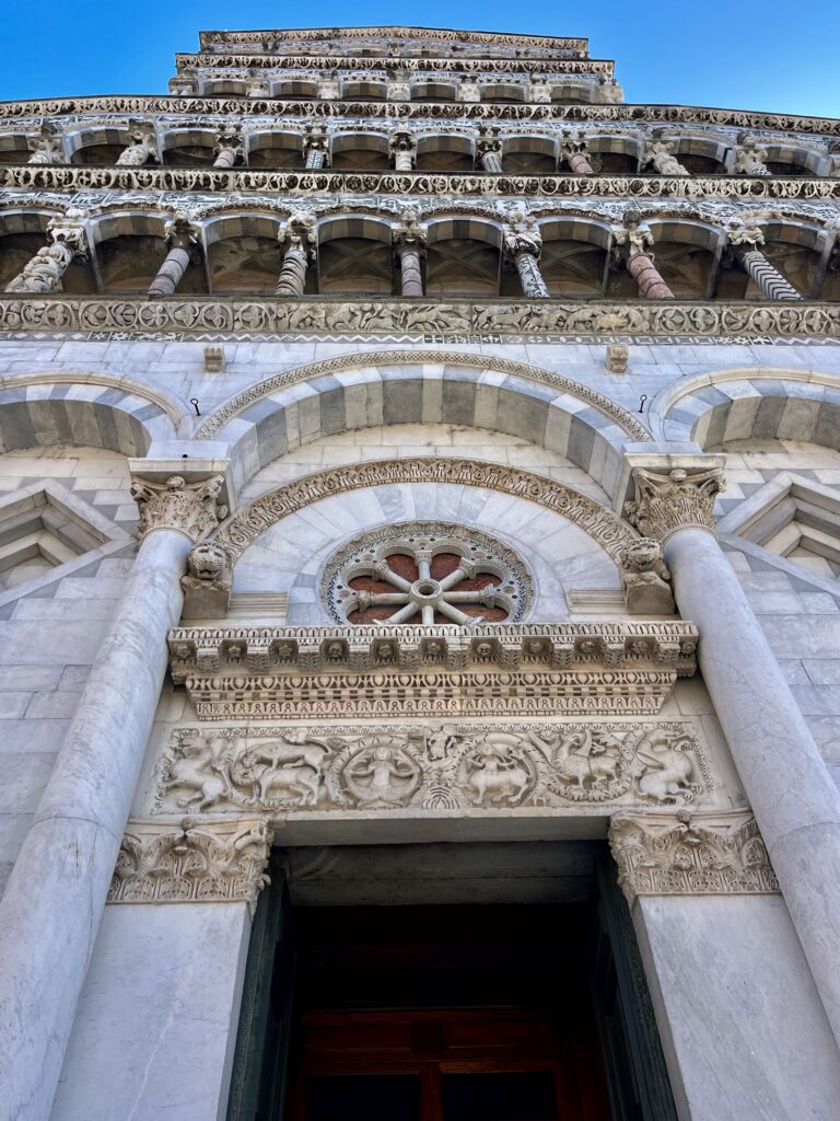 De San Michele in Foro van dichtbij met prachtige romaanse details