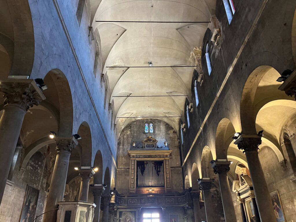 De sobere binnenkant van de Chiesa di San Michele in Foro