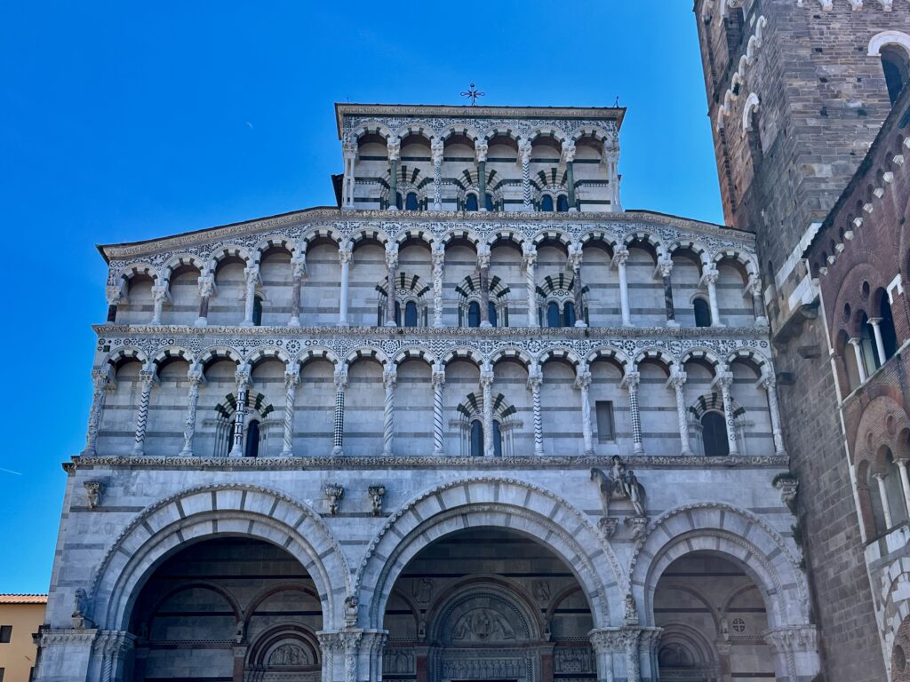 De façade van de Cattedrale di San Martino