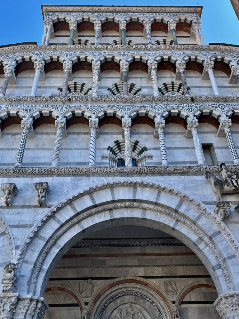 De façade van de San Martino van dichterbij