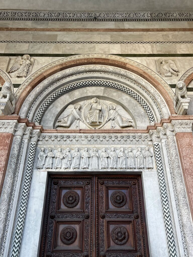 De poorten in de open narthex