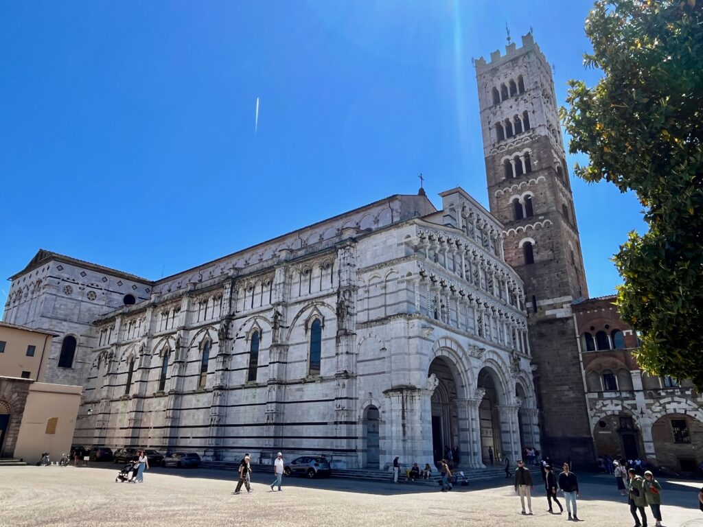 De kathedraal van de zijkant