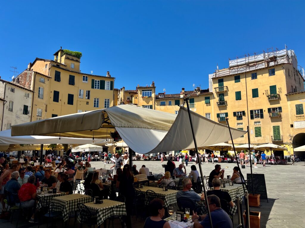 Een onvergetelijk dagje Lucca: Piazza dell’Anfiteatro