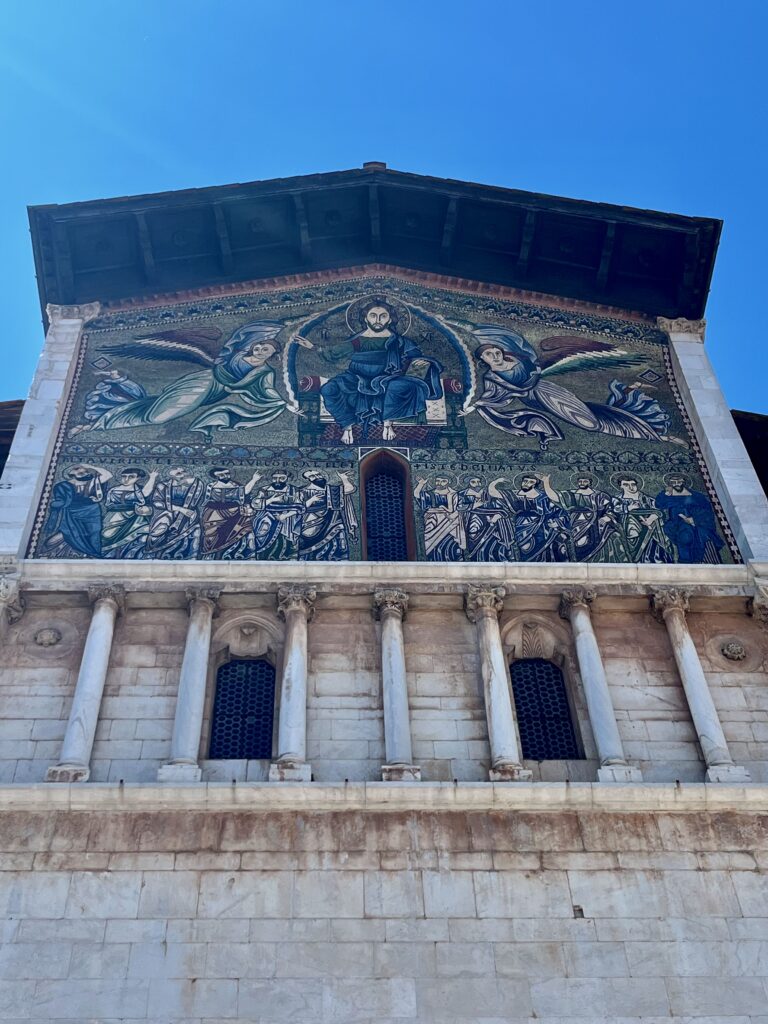 Het gigantische mozaïek op de façade van de San Frediano in Lucca