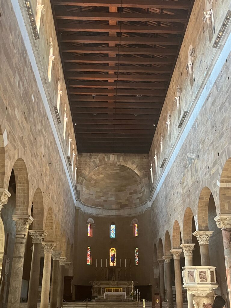 Het sobere, romaanse interieur van de Basilica San Frediano in Lucca
