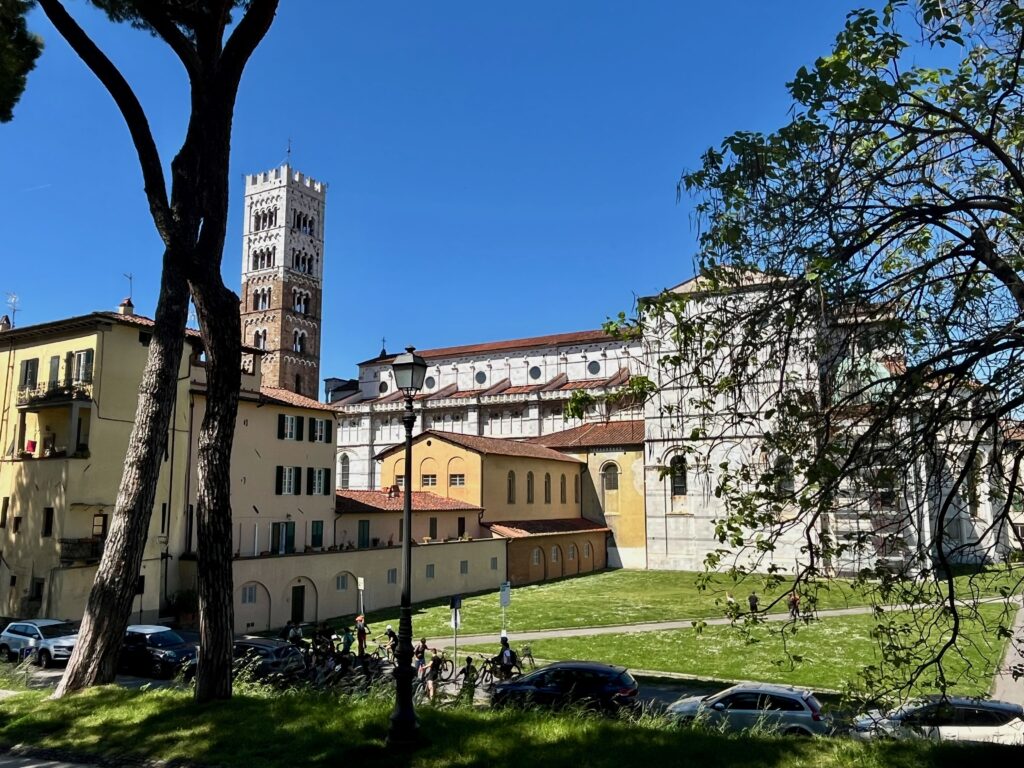 Een onvergetelijk dagje Lucca: De Cattedrale di San Martino vanaf de murra di Lucca