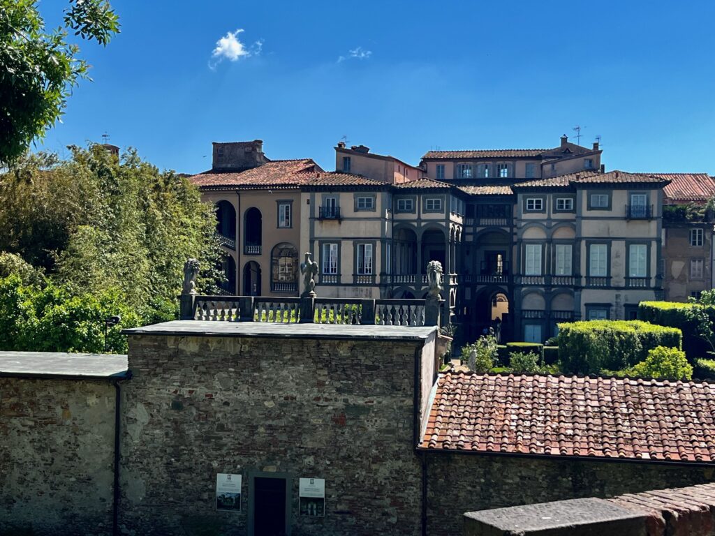 Palazzo Pfanner gezien vanaf de Via San Frediano