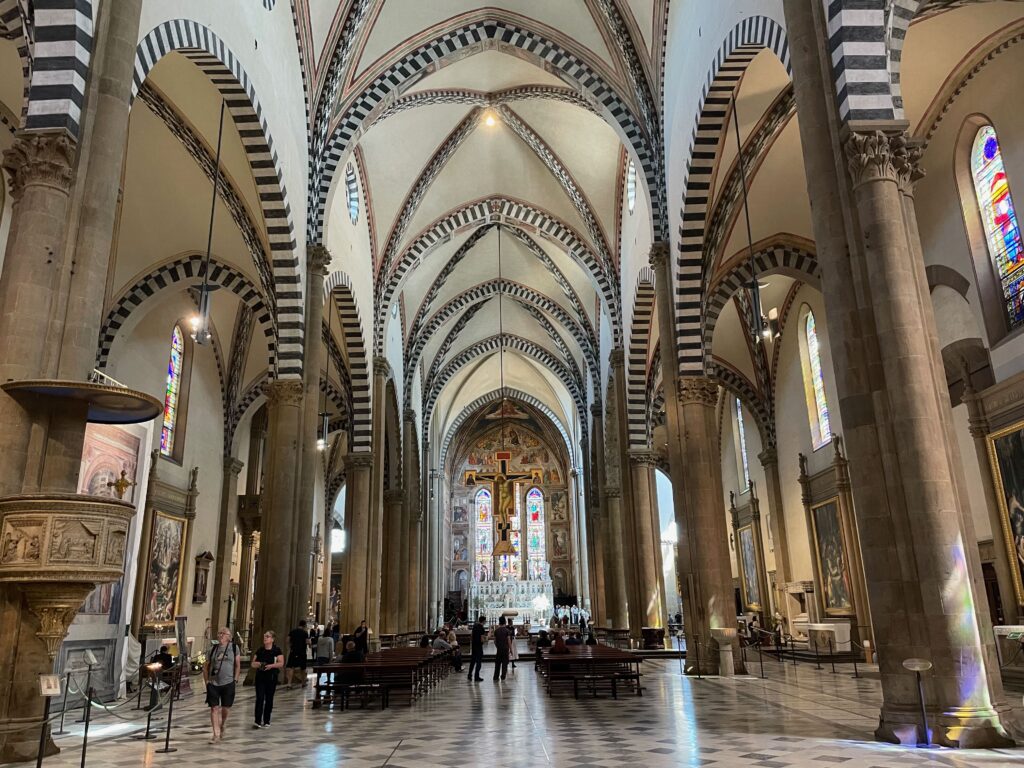De flinke hoogte van het schip van de Basilica di Santa Maria Novella in Florence