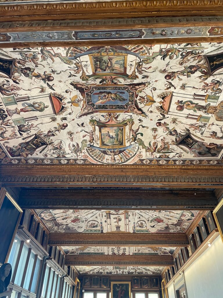 Prachtige schilderingen boven de galerijen van het Uffizi