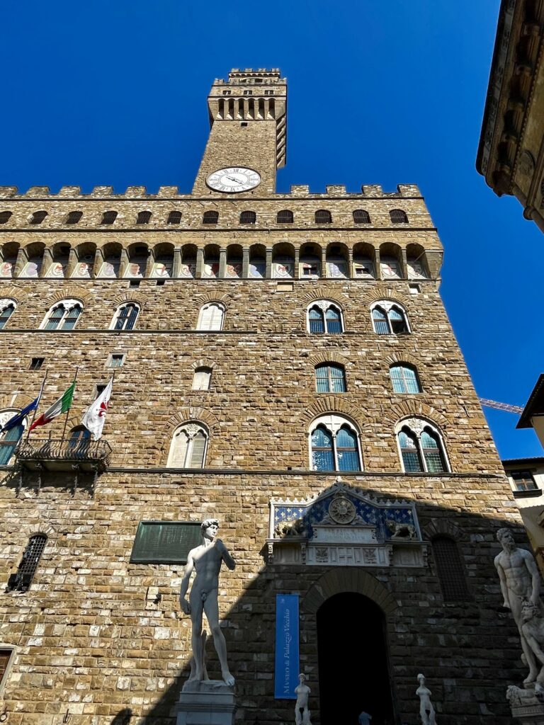 Het Palazzo Vecchio met de beelden aan weerszijden van de entree