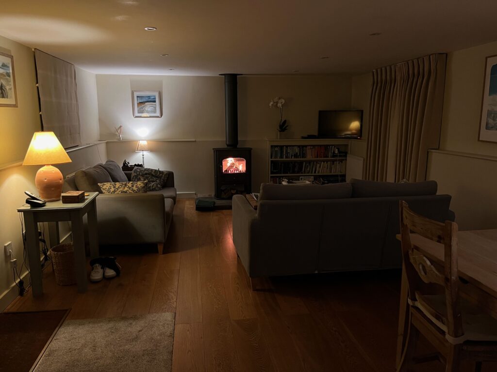 Met de gezellige woonkamer