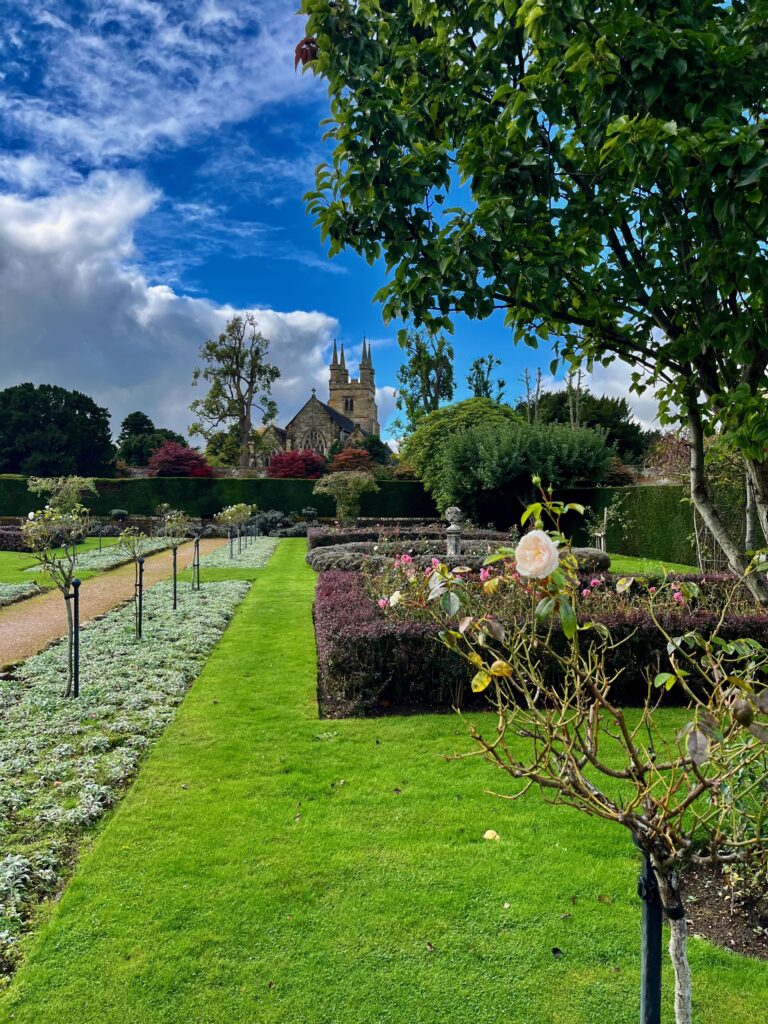 Bezienswaardigheden in East-Sussex en Kent: Het kerkje van Penshurst gezien vanuit de tuin van Penshurst Place
