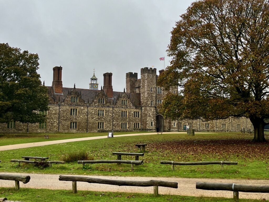 Bezienswaardigheden in East-Sussex en Kent: Het hoofdgebouw van Knole House met tudor basis en de ronde trapgevels uit de renaissance