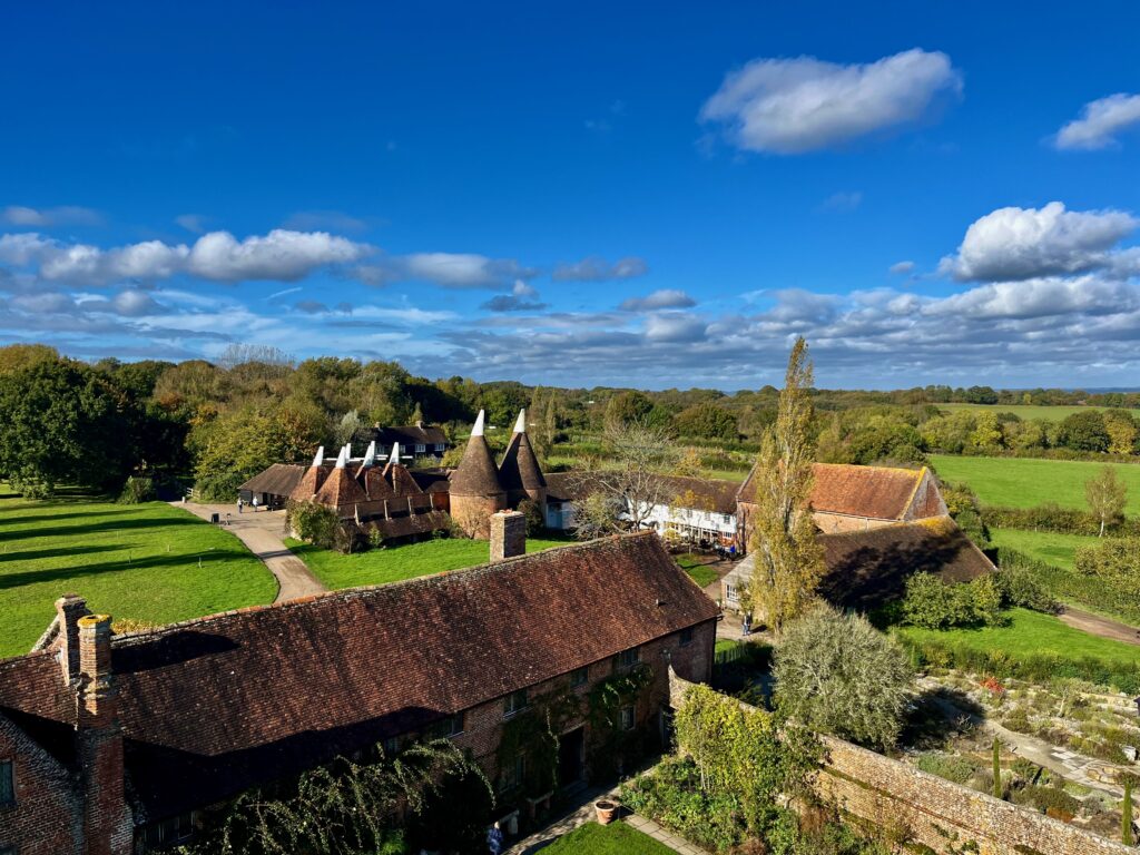 Bezienswaardigheden in East-Sussex en Kent: Uitzicht vanaf de toren op de bijgebouwen en de oasts van Sissinghurst Castle